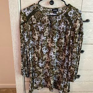 Beautiful blouse with elastic cinched waist